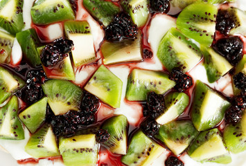 Pavlova with kiwi and berries