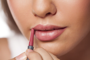 applying a lip liner
