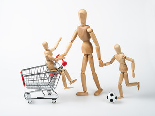 Alleinerziehender Vater beim Einkaufen