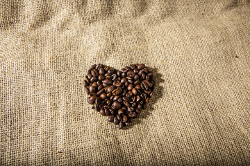 Chicchi di caffè disposti a forma di cuore