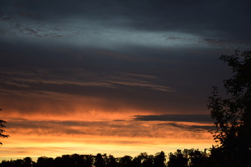 Sonnenuntergang in ungewöhnlichen Farben und ungewöhnlicher Stimmung