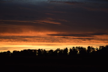 Sonnenuntergang in ungewöhnlichen Farben und ungewöhnlicher Stimmung