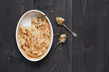 Apple crumble pie with spoons