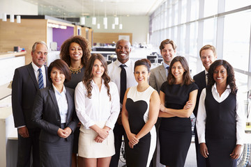 Obraz premium Group portrait of a team of smiling office coworkers