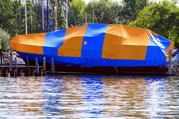 Verpacktes Boot in der Werft