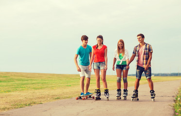 Obraz premium group of smiling teenagers with roller-skates