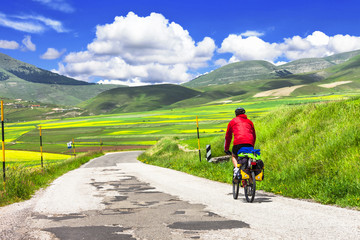fietsen in het Sibilini-gebergte (Italië), buitensportactiviteiten