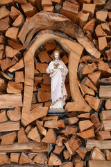Jesusfigur im Holzstoß