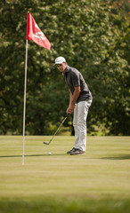 Obraz premium nice man surveying his putt on the fourteenth hole
