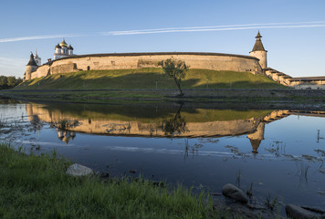Город Псков. Россия. Псковский Кремль со стороны реки...