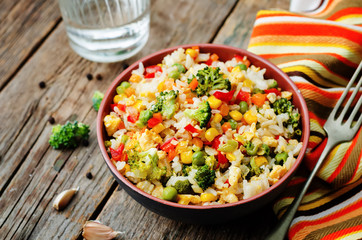 broccoli carrots corn green peas red pepper rice