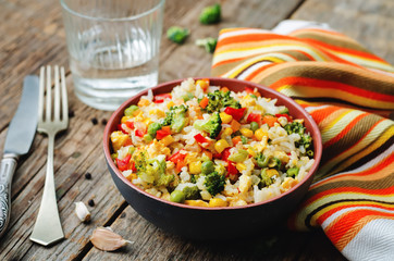 broccoli carrots corn green peas red pepper rice