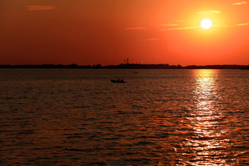 Zachód słońca nad jeziorem. © Stanisław Błachowicz