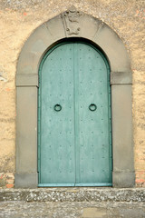 Fototapeta na wymiar Wooden door / typical wooden door in an Italian city