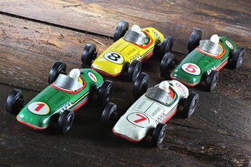 Rennwagen aus Blech auf Holzhintergrund