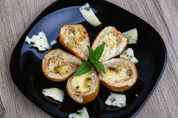 Baked pear with blue cheese