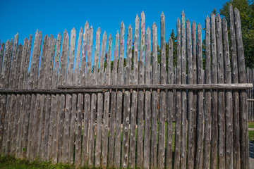zaun aus holzpalisaden