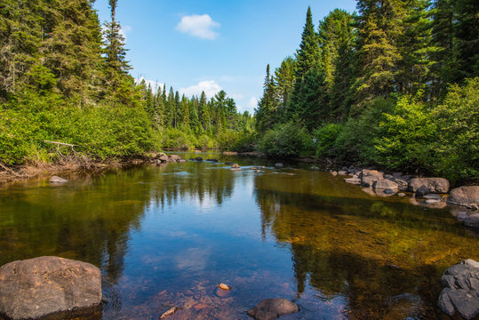 ruhiges gew&auml;sser im algonquin nationalpark kanada
