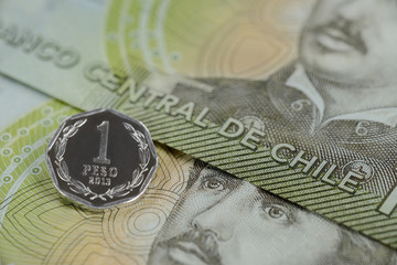 Ein  Peso Münze mit Tausend Peso Banknote chilenische Währung CLP Chile