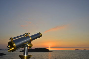 Coucher de soleil à la lunette sur Saint Malo (35400), département d' Ille-et-Vilaine en région Bretagne, France	