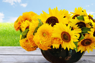 Obraz premium Sunflowers on a wooden table