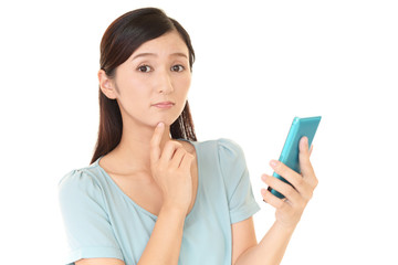 スマートフォンを持つ女性