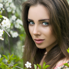 Naklejka premium Close up portrait of a beautiful young girl on the background of