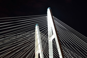 Obraz premium W nocy kabel pozostawał mostem.