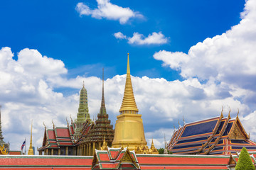 Fototapeta premium Temple of the Emerald Buddha(Wat Phra Kaew) with blue sky Bangkok, Asia Thailand
