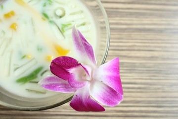 Obraz na płótnie Canvas Dessert of green noodle with coconut milk
