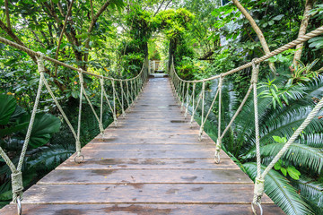 Obrazy na Szkle  Drewniany most do chodzenia po ogrodzie