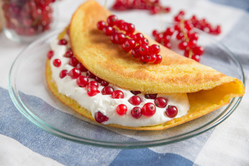 Süsses Omelette mit Quark und Johannisbeeren 