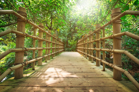 Fototapeta Drewniany most w lesie
