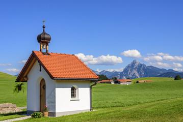 typische Landschaft mit Kapelle im Ostallgäu