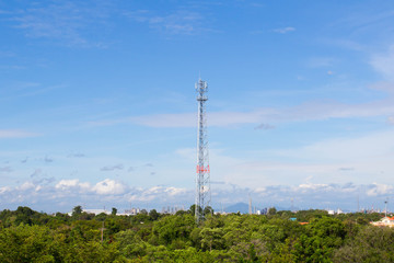 Obraz premium Antenna repeater tower on blue sky