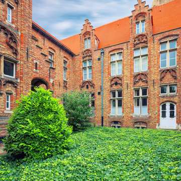 Oud Sint Janshospitaal Courtyard