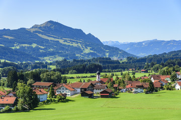 Mosbach am Rottachsee im Allgäu mit Blick auf den Grünten