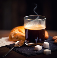 dampfender Kaffee mit Croissant,