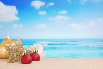 Fototapeta na wymiar Christmas decorations on the beach, ocean in the back