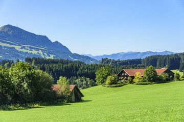 ländliche Idylle am Alpenrand