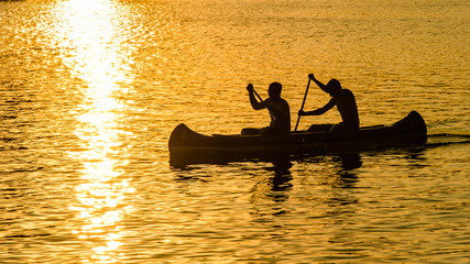 Kajakfahrer bei Sonnenuntergang