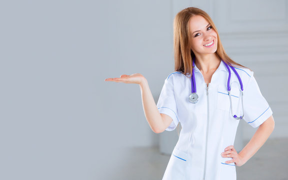Фото врача в белом халате женщина Holding Product Doctor Images - Browse 9,809 Stock Photos, Vectors, and Video Ad