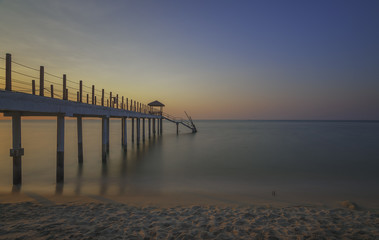 Obraz premium Kerachut Beach Jetty, Penang, Malezja w świecącym zachodzie słońca