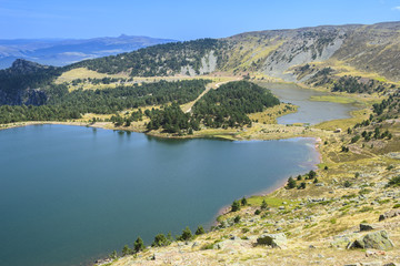 Fototapeta na wymiar Lagunas Negra y Larga en el Parque Natural de las Lagunas de Neila, Burgos (España)