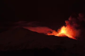 Schilderijen op glas Etna in eruzione in inverno © deboras