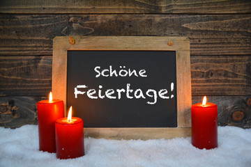 Weihnachtshintergrund - Schöne Feiertage - Text auf Kreidetafel 