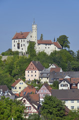 Fototapeta na wymiar Burg Gößweinstein über den Häusern