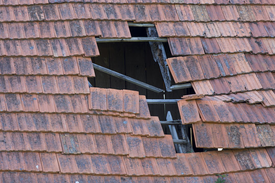 Loch im Dach eines Hauses, Ziegel, Dachziegel, defektes Ziegeldach