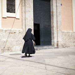 Monja dirigi&eacute;ndose a la iglesia