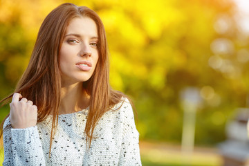Naklejka premium Young beautiful woman in autumn park